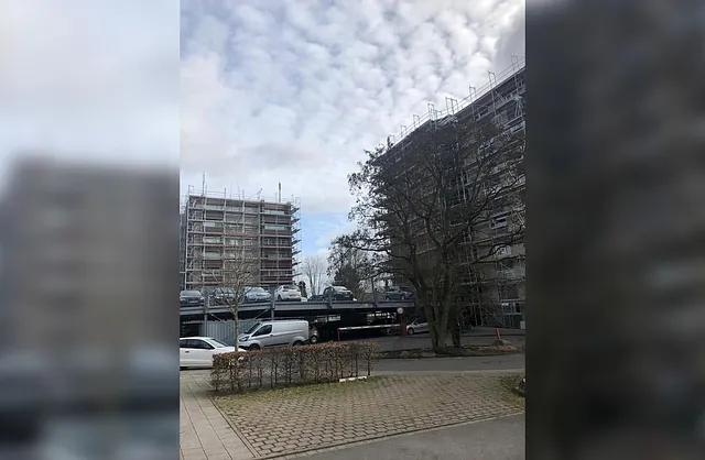 Zwei eingerüstete Wohngebäude mit mehrgeschossigen Arbeitsgerüsten für umfangreiche Fassadenarbeiten in Norderstedt bei Hamburg.
