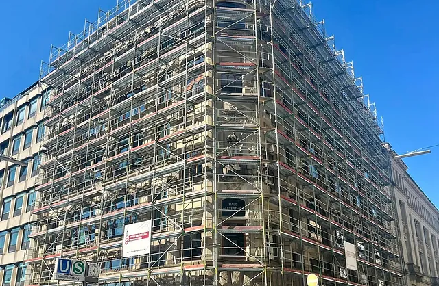 Großflächiges Fassadengerüst von VVV Gerüstbau am Haus Alsterthor in Hamburg mit mehreren Gerüstebenen für sichere Sanierungs- und Fassadenarbeiten.