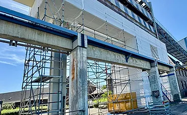 Industriegerüst aus Stahlrohren an einer großen Gebäudekonstruktion für sichere Montage- und Wartungsarbeiten durch VVV Gerüstbau bei Hamburg.